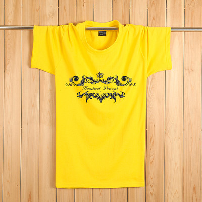 Tricouri bărbătești actuale cu aplicații colorate – multe modele