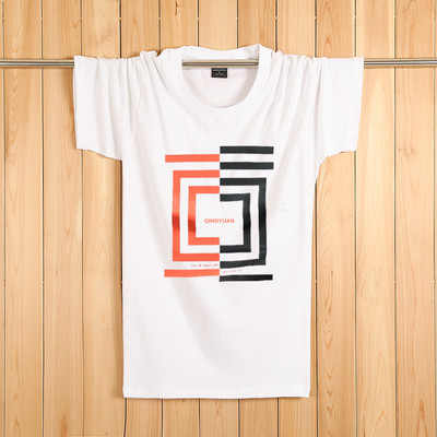 Tricouri bărbătești actuale cu aplicații colorate – multe modele