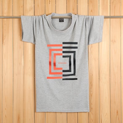 Tricouri bărbătești actuale cu aplicații colorate – multe modele