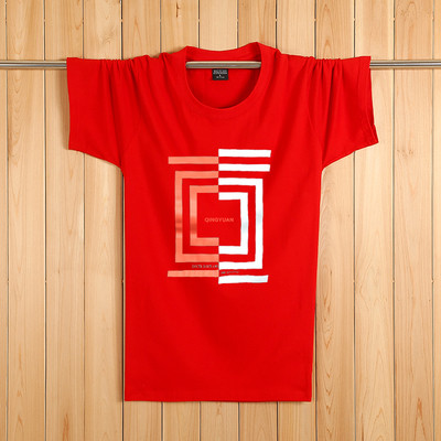 Tricouri bărbătești actuale cu aplicații colorate – multe modele