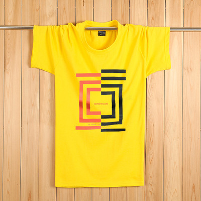 Tricouri bărbătești actuale cu aplicații colorate – multe modele