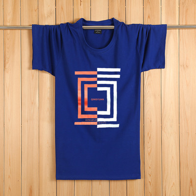 Tricouri bărbătești actuale cu aplicații colorate – multe modele