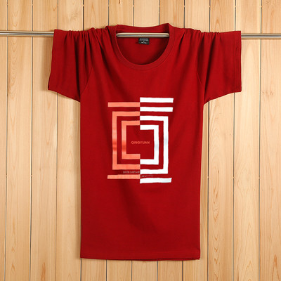 Tricouri bărbătești actuale cu aplicații colorate – multe modele