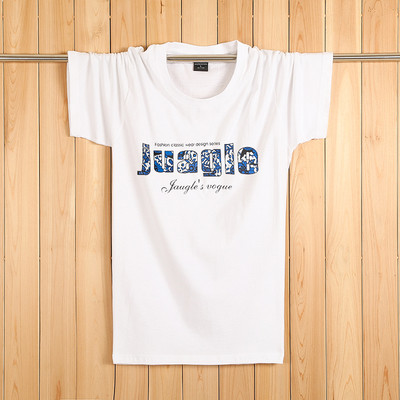 Tricouri bărbătești actuale cu aplicații colorate – multe modele