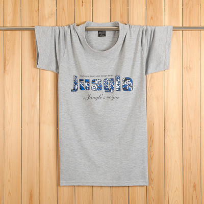 Tricouri bărbătești actuale cu aplicații colorate – multe modele