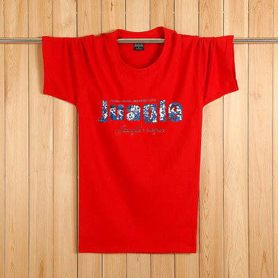 Tricouri bărbătești actuale cu aplicații colorate – multe modele