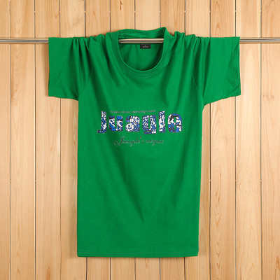 Tricouri bărbătești actuale cu aplicații colorate – multe modele