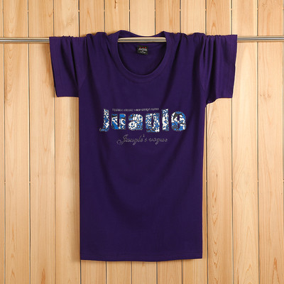 Tricouri bărbătești actuale cu aplicații colorate – multe modele