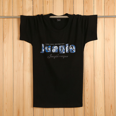 Tricouri bărbătești actuale cu aplicații colorate – multe modele