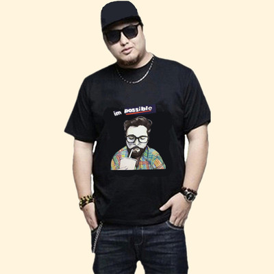 Tricouri bărbătești actuale cu aplicații colorate – multe modele