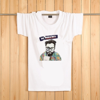 Tricouri bărbătești actuale cu aplicații colorate – multe modele