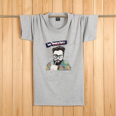 Tricouri bărbătești actuale cu aplicații colorate – multe modele