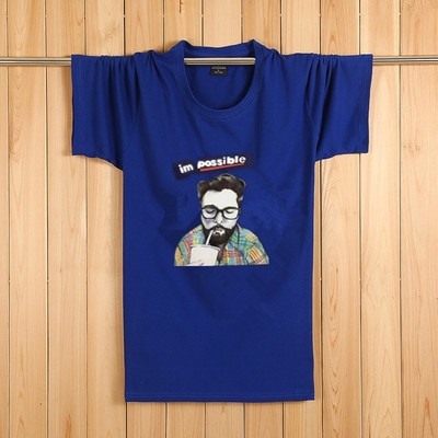 Tricouri bărbătești actuale cu aplicații colorate – multe modele