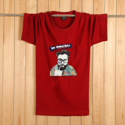 Tricouri bărbătești actuale cu aplicații colorate – multe modele