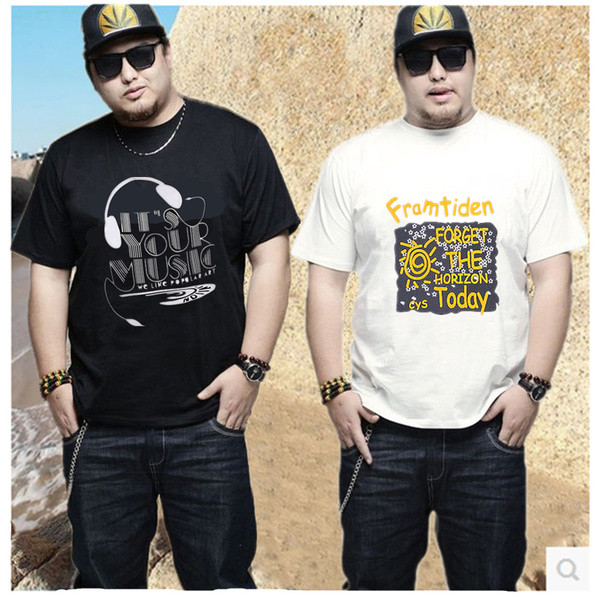 Tricouri bărbătești actuale cu aplicații colorate – multe modele