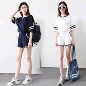 Echipa sportivă feminină în două părți în mai multe culori