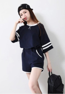 Echipa sportivă feminină în două părți în mai multe culori