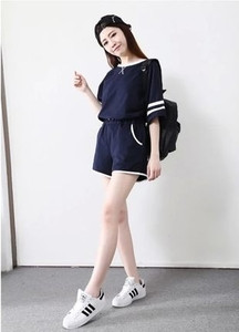 Echipa sportivă feminină în două părți în mai multe culori