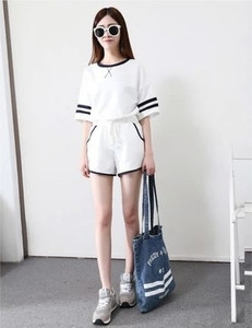 Echipa sportivă feminină în două părți în mai multe culori