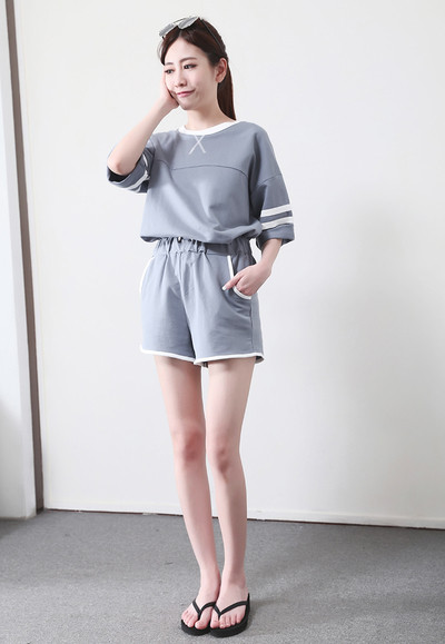 Echipa sportivă feminină în două părți în mai multe culori