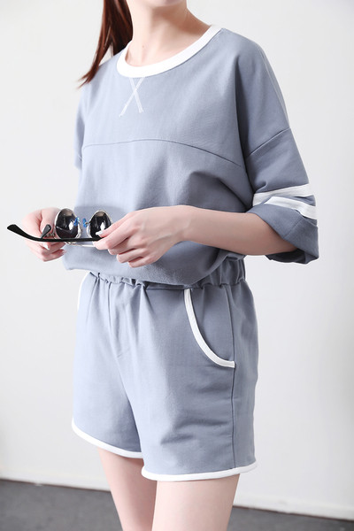 Echipa sportivă feminină în două părți în mai multe culori