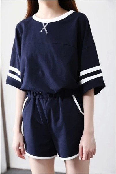 Echipa sportivă feminină în două părți în mai multe culori