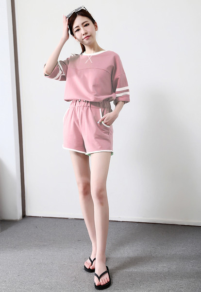 Echipa sportivă feminină în două părți în mai multe culori