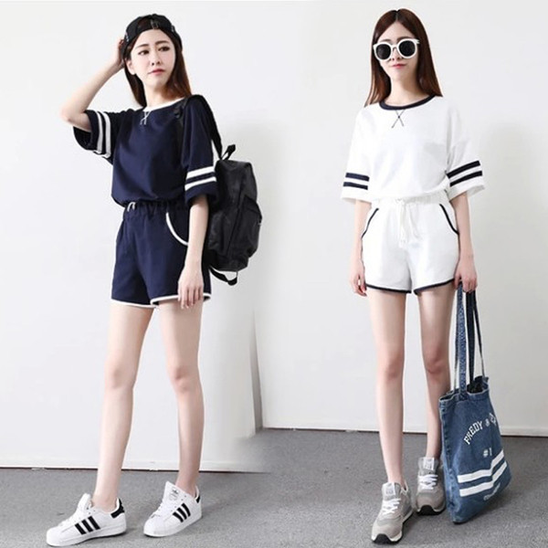 Echipa sportivă feminină în două părți în mai multe culori