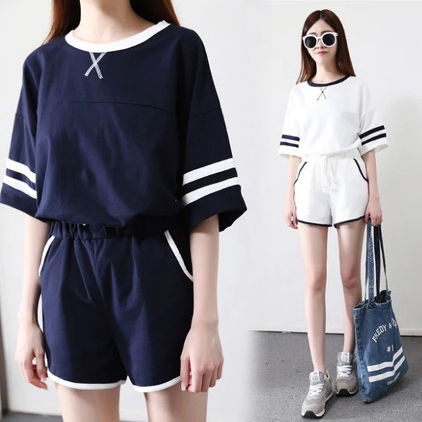 Echipa sportivă feminină în două părți în mai multe culori