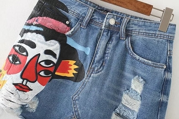 Небрежна къса дънкова дамска пола с щампа и накъсана