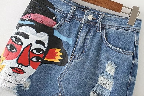 Небрежна къса дънкова дамска пола с щампа и накъсана