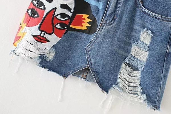 Небрежна къса дънкова дамска пола с щампа и накъсана