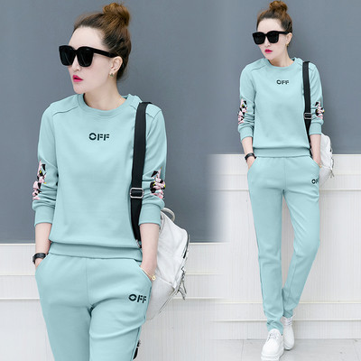 Спортно - ежедневен дамски екип от две части с флорален мотив и надпис в няколко цвята