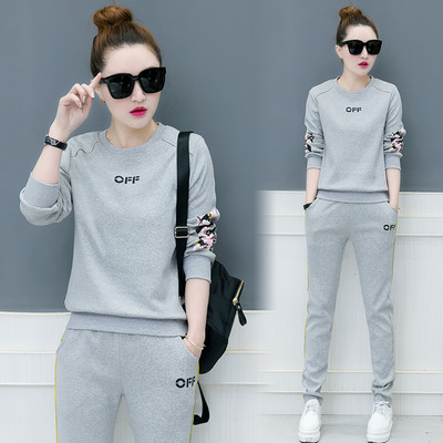 Спортно - ежедневен дамски екип от две части с флорален мотив и надпис в няколко цвята