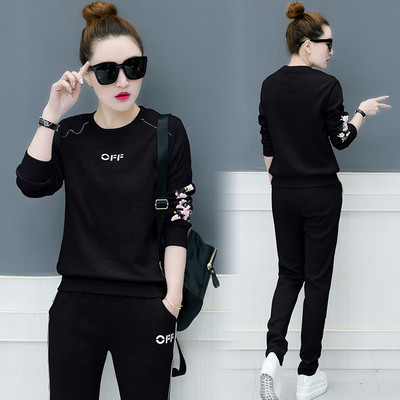 Спортно - ежедневен дамски екип от две части с флорален мотив и надпис в няколко цвята