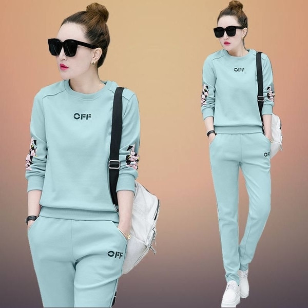 Спортно - ежедневен дамски екип от две части с флорален мотив и надпис в няколко цвята