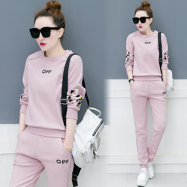 Спортно - ежедневен дамски екип от две части с флорален мотив и надпис в няколко цвята