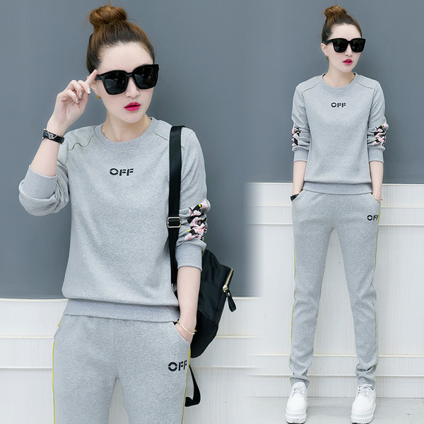 Спортно - ежедневен дамски екип от две части с флорален мотив и надпис в няколко цвята