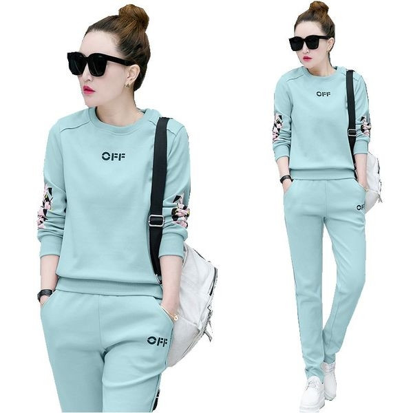 Спортно - ежедневен дамски екип от две части с флорален мотив и надпис в няколко цвята