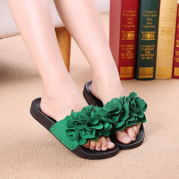 Modern, alkalmi gyerekpapucs lányoknak lapos talppal, három színben