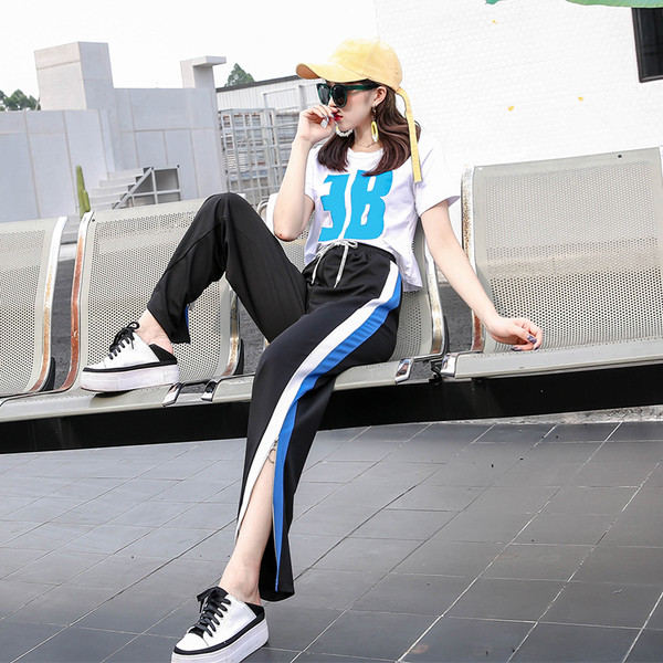 Echipa zilnică feminină în două părți în negru