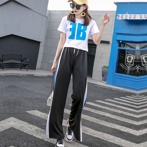 Echipa zilnică feminină în două părți în negru