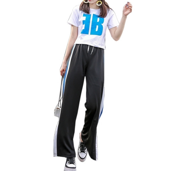 Echipa zilnică feminină în două părți în negru