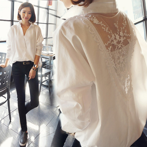 Stílusos női ing fekete-fehér széles modellben, hátoldalán hímzéssel