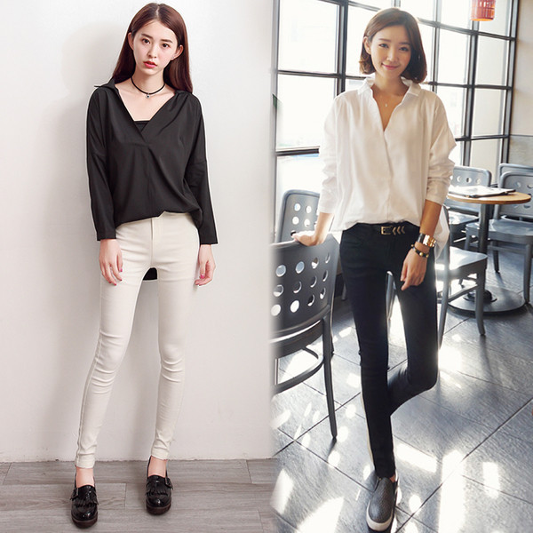 Stílusos női ing fekete-fehér széles modellben, hátoldalán hímzéssel