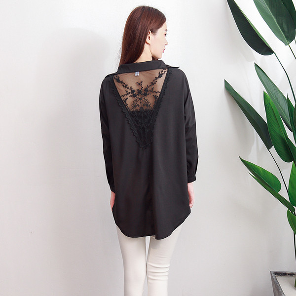 Stílusos női ing fekete-fehér széles modellben, hátoldalán hímzéssel