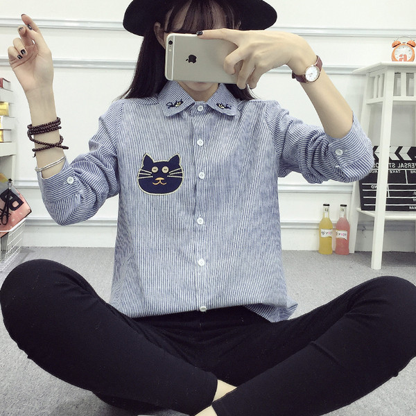 Cămașă de damă cu mâneci lungi și broderie potrivită pentru utilizarea de zi cu zi