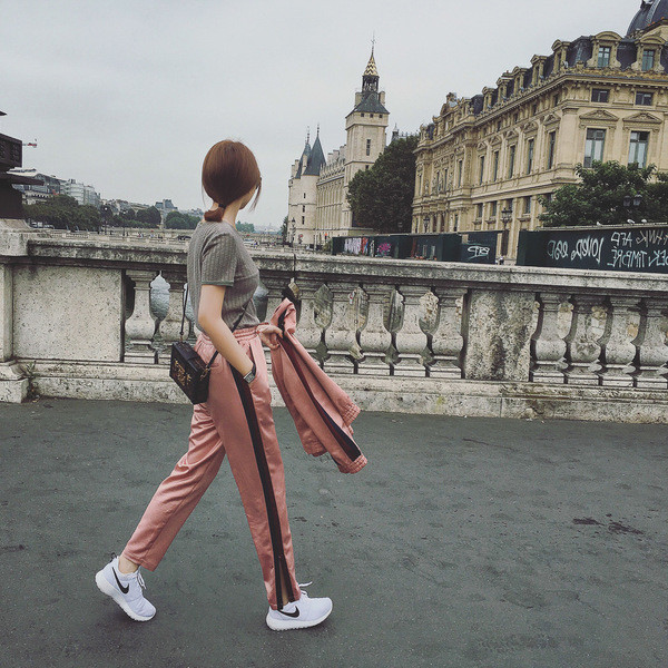 Echipa elegantă pentru femei din două piese în roz