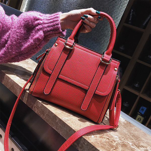 Дамска чанта от еко кожа, декорирана с дълги каишки, в различни цветове