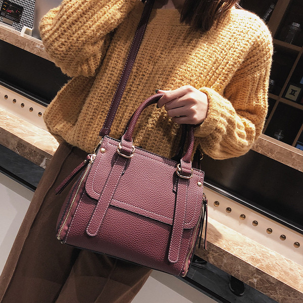 Дамска чанта от еко кожа, декорирана с дълги каишки, в различни цветове